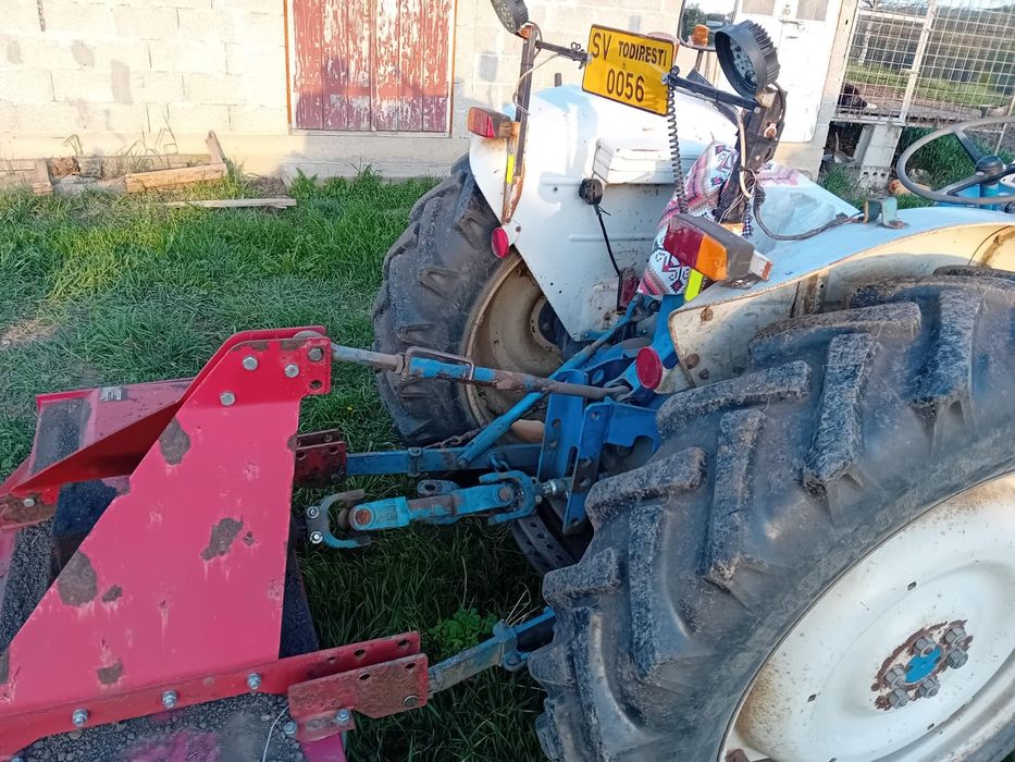 Vând tractor Ford 4000