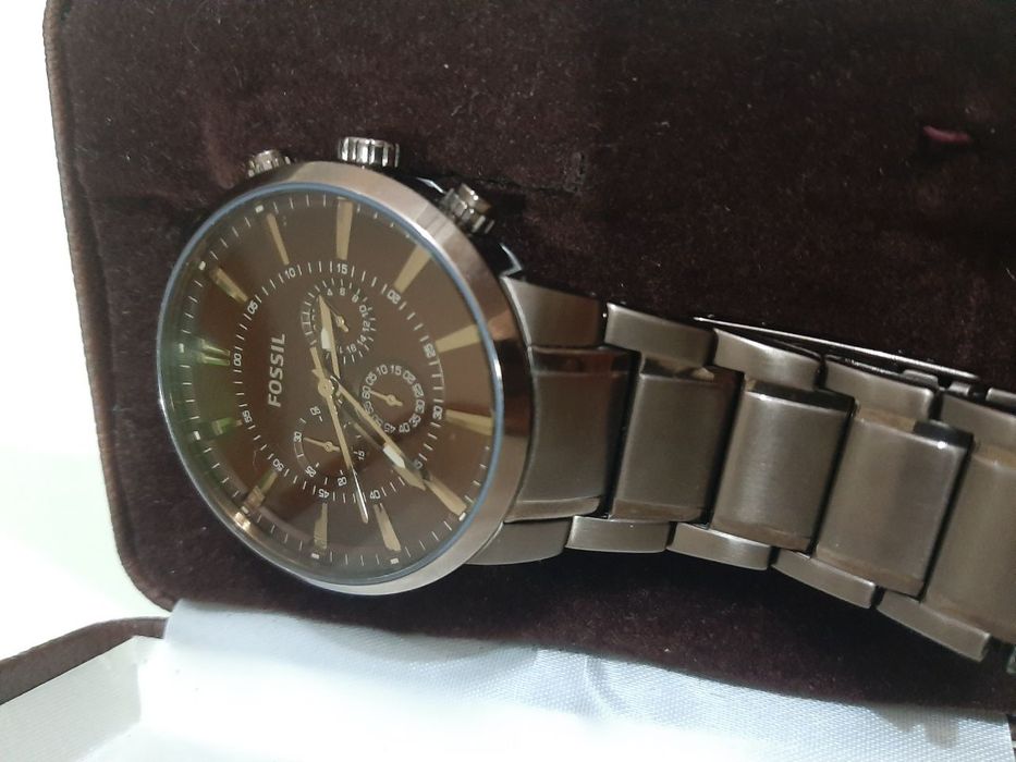 Продаются свои Часы Fossil,  привезли с Америки новые упаковка , докум