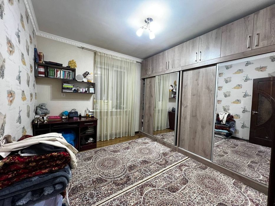 Продам чиланзар 1.  Трёх комнатная.  Высокопотолочка