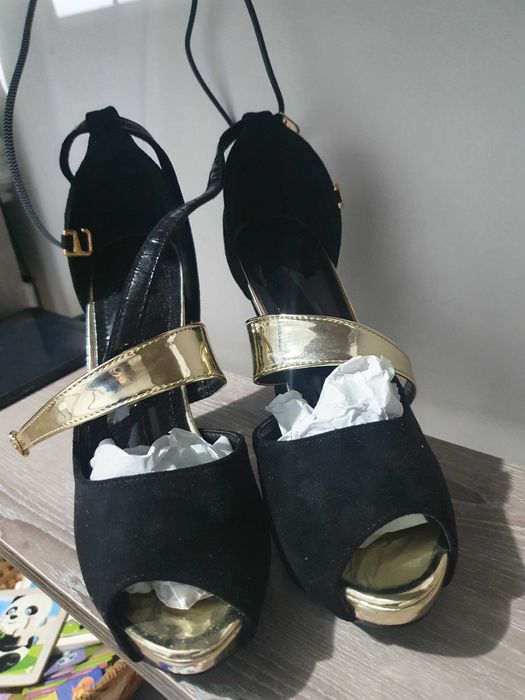 Tocuri negre marca SHEIN