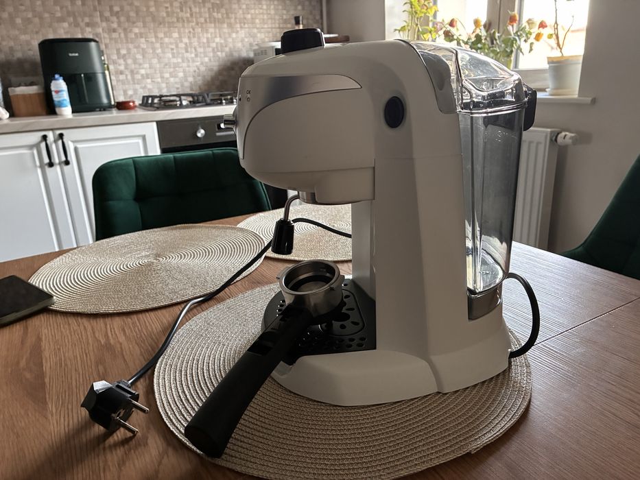 Espressor De’Longhi EC221.W, dispozitiv spumare, sistem capucino, alb