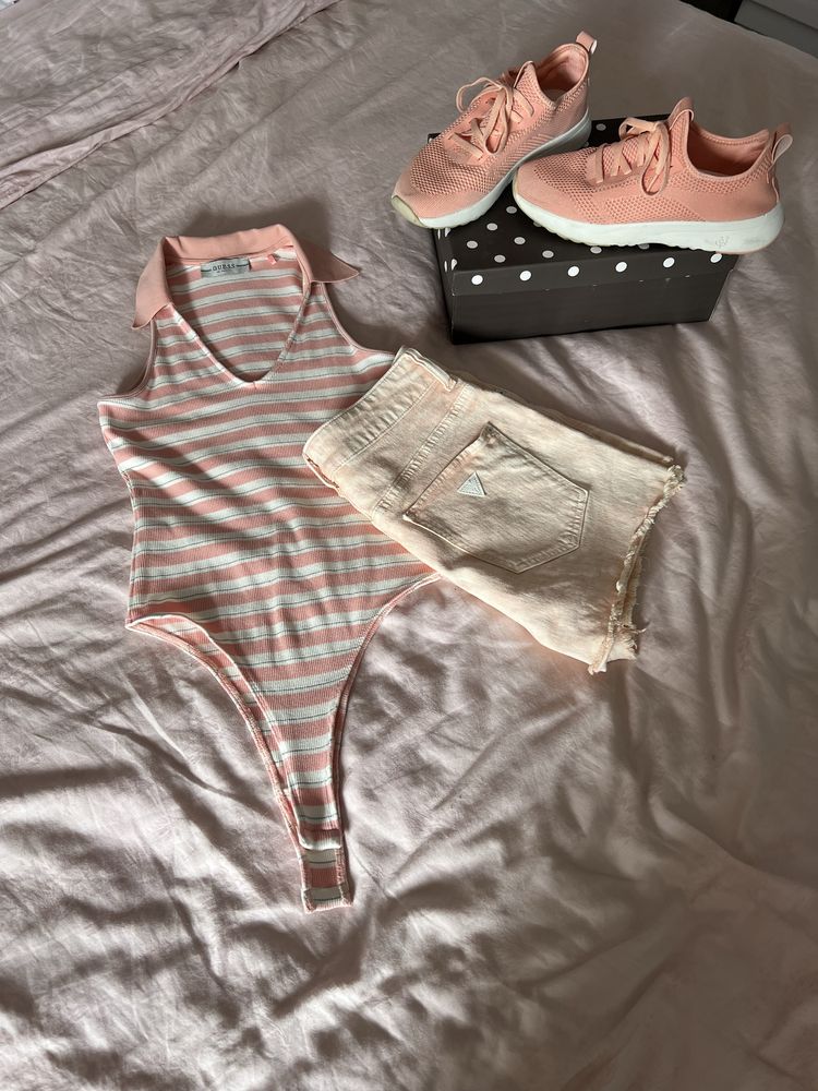 Къси панталонки Guess и боди Guess
