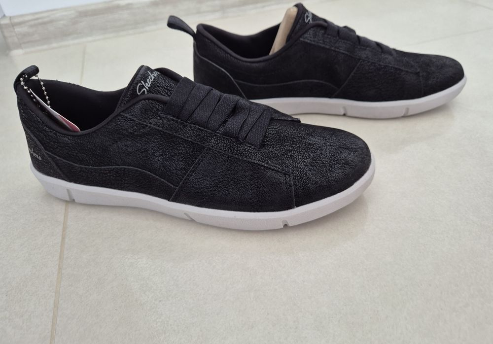 Vand papuci noi Skechers