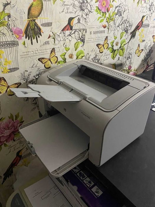 Принтер HP LaserJet P1005 в отличном состоянии. Новый картридж.