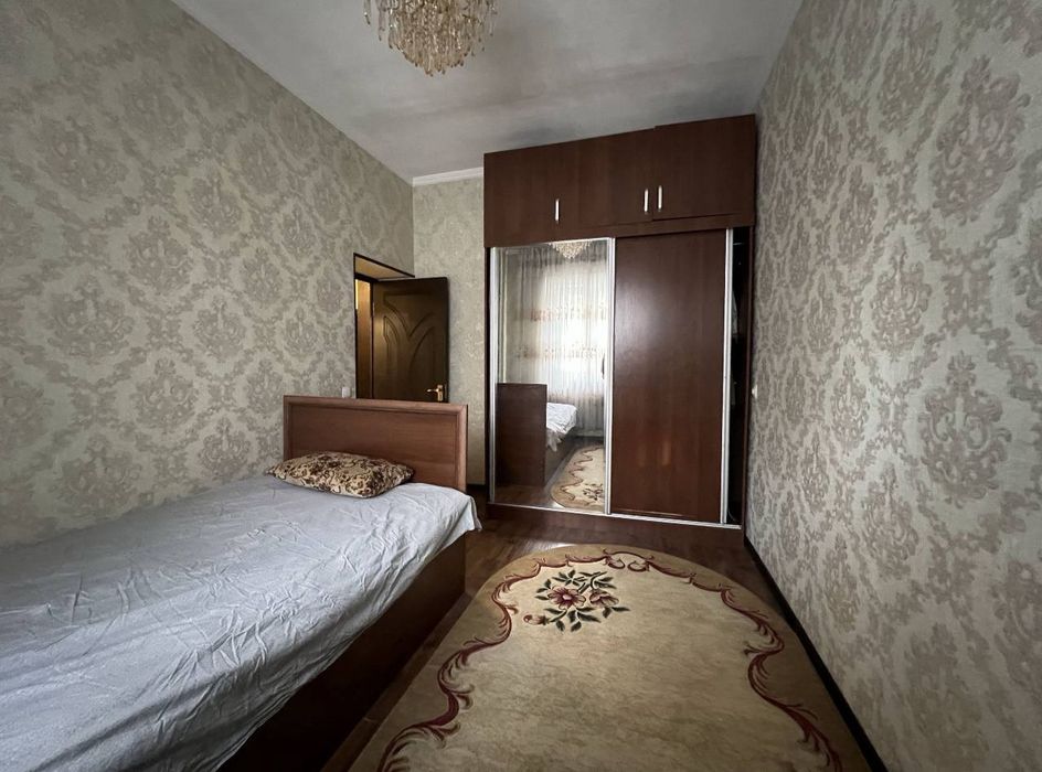 Квартира на С.Азимова 3/2/4 общ пл 82м/77 серия