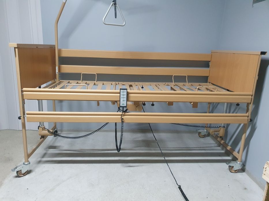 Pat medical electric cu telecomanda pentru persoane cu dizabilități.