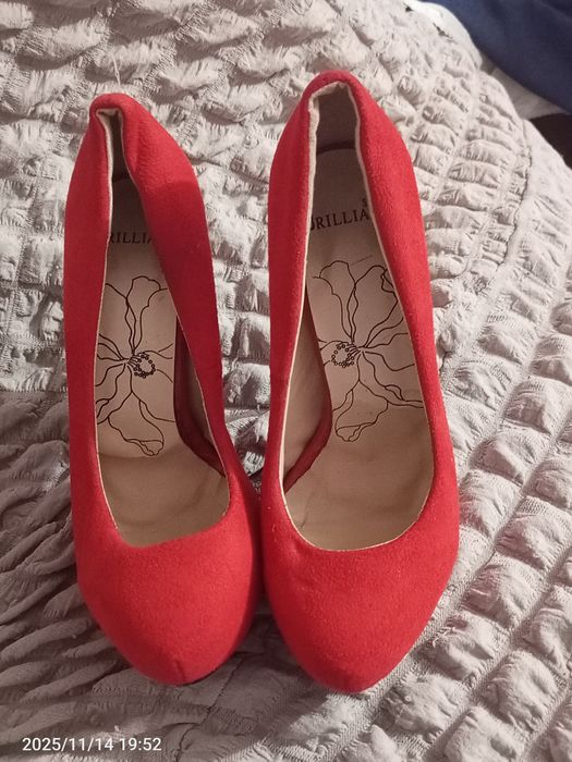 Красные туфли на каблуке