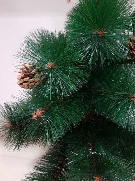 Естествено зелена елха с шишарки