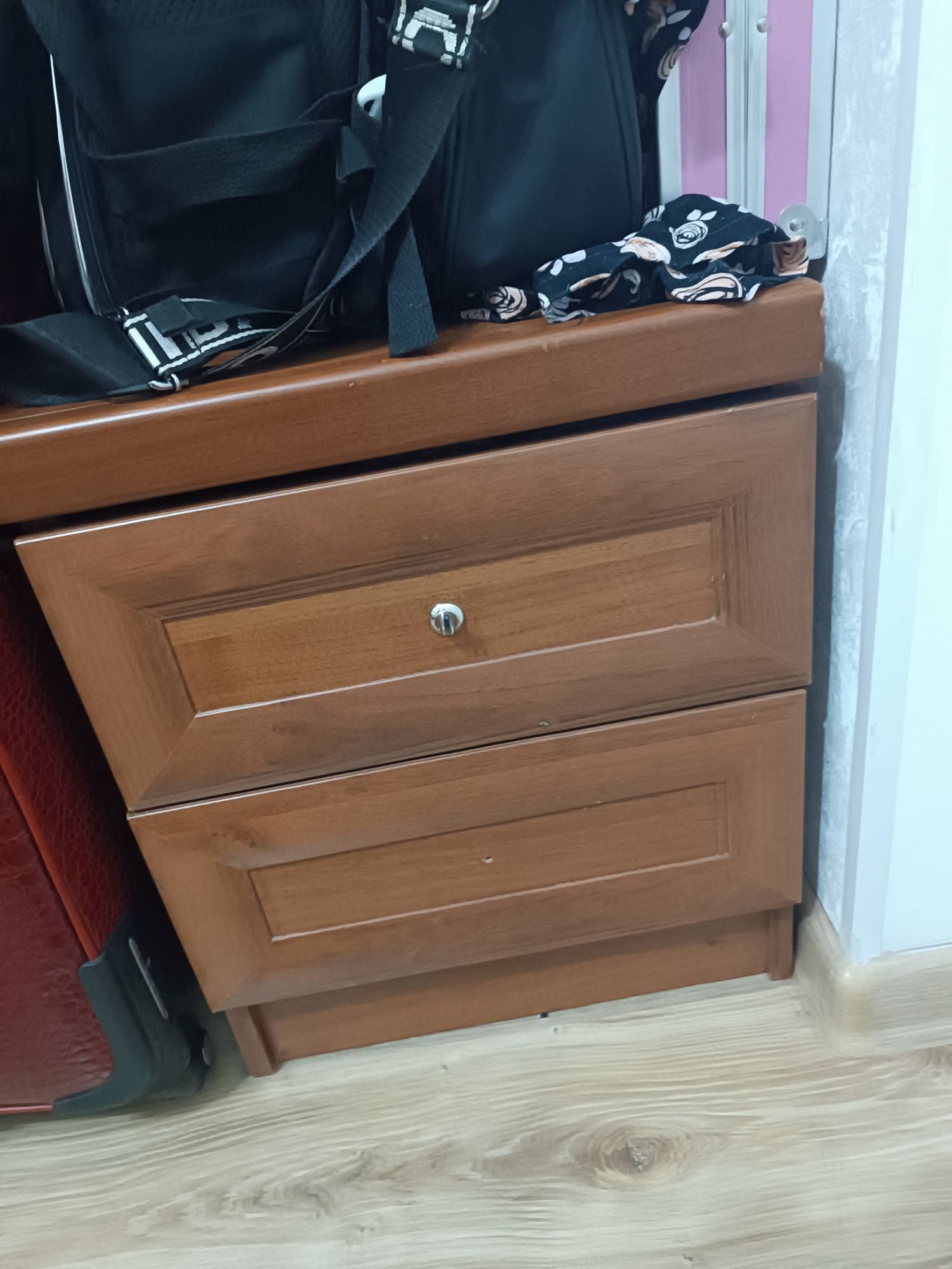 Продам спальнюю тумбочку