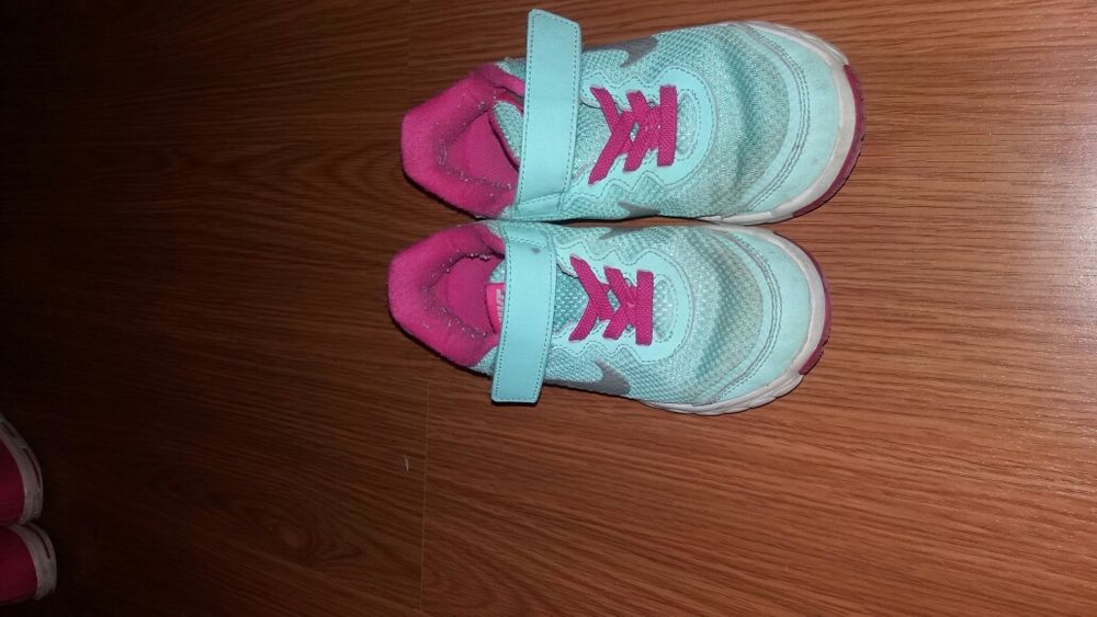 Adidaşi Nike in stare buna