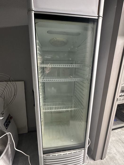 Продам витринный холодильник на запчасти