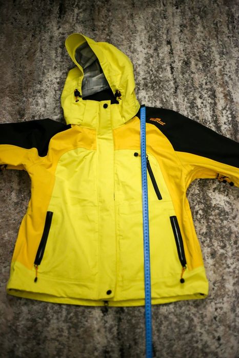 Jachetă damă hardshell Moorehead.
Culoare galben și negru.
Fara defect