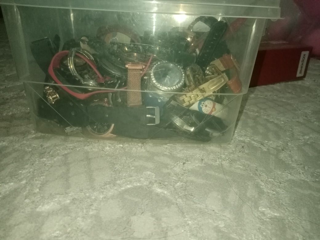 Soatlar sotiladi har xil soatlar bor sotiladi ishlamaydi