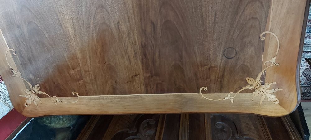 Masa masiva din lemn de nuc