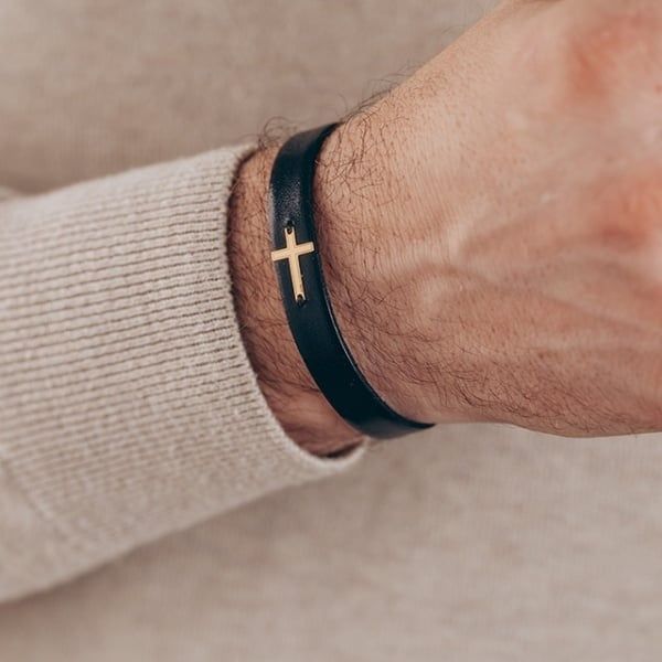 Brățară de la EVANA cu o cruciulița din aur!