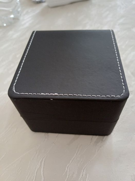 Продавам часовник орис нов с кутия