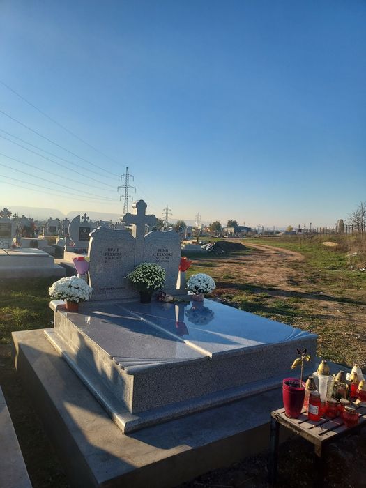 Monumente funerare