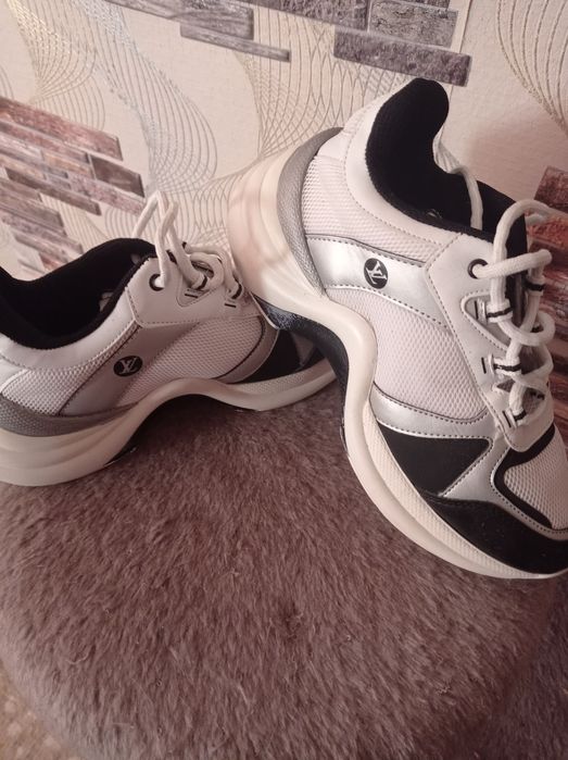 Кроссовки женские