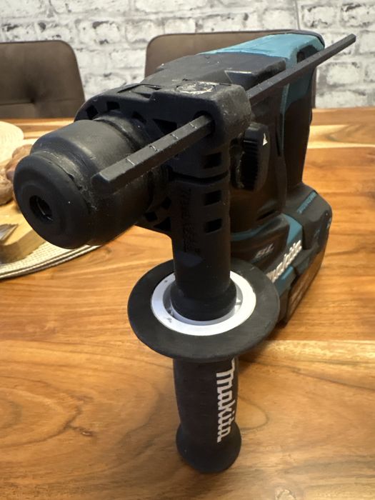 Акумулаторен перфоратор MakitaDHR171+ батерия