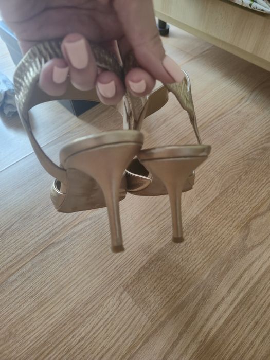 Sanda plina in față, piele aurie