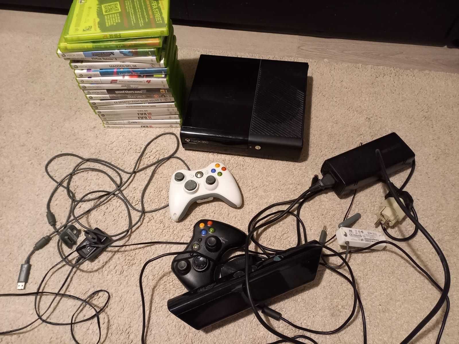 Vând XBOX 360 cu 2 manete și jocuri incluse.
350 ron