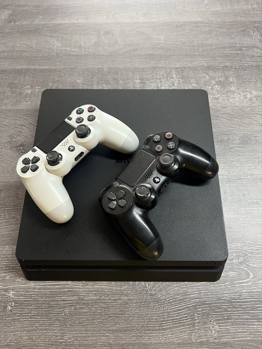 Playstation 4 Slim 1TB, Pt piese si 2 Controllere