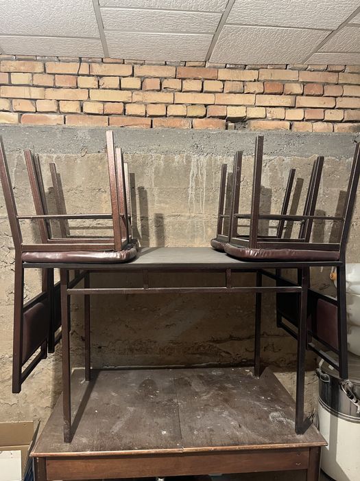 Стол с четырьмя стульями