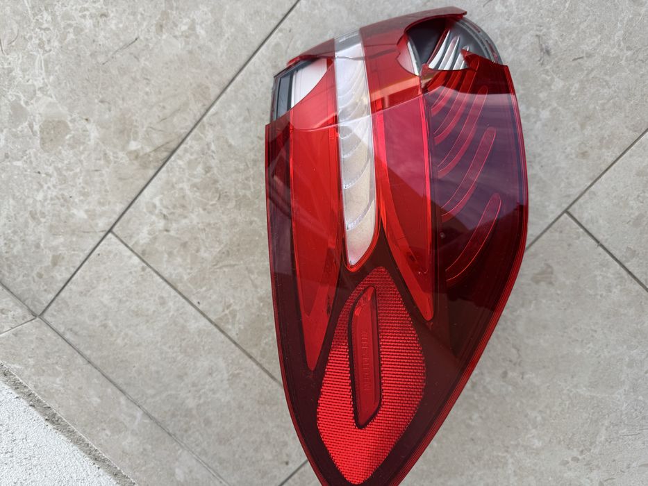 Stop tripla lampa stânga aripa