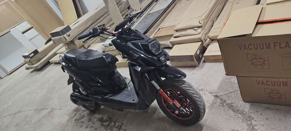 Electro skuter yaxwi holatda