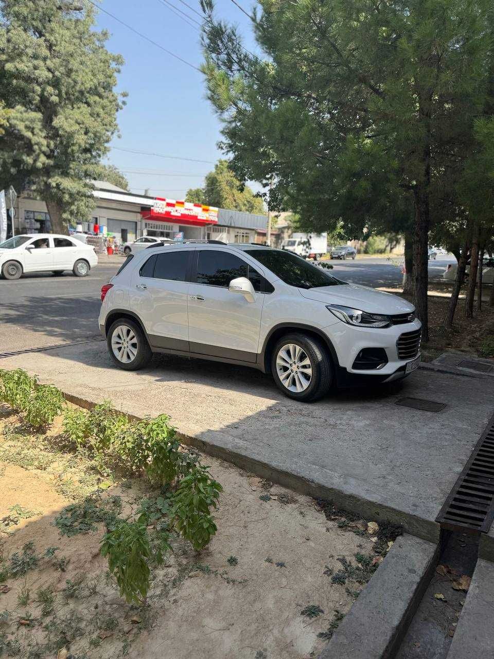 Trecker 1 сотилади 12.000$