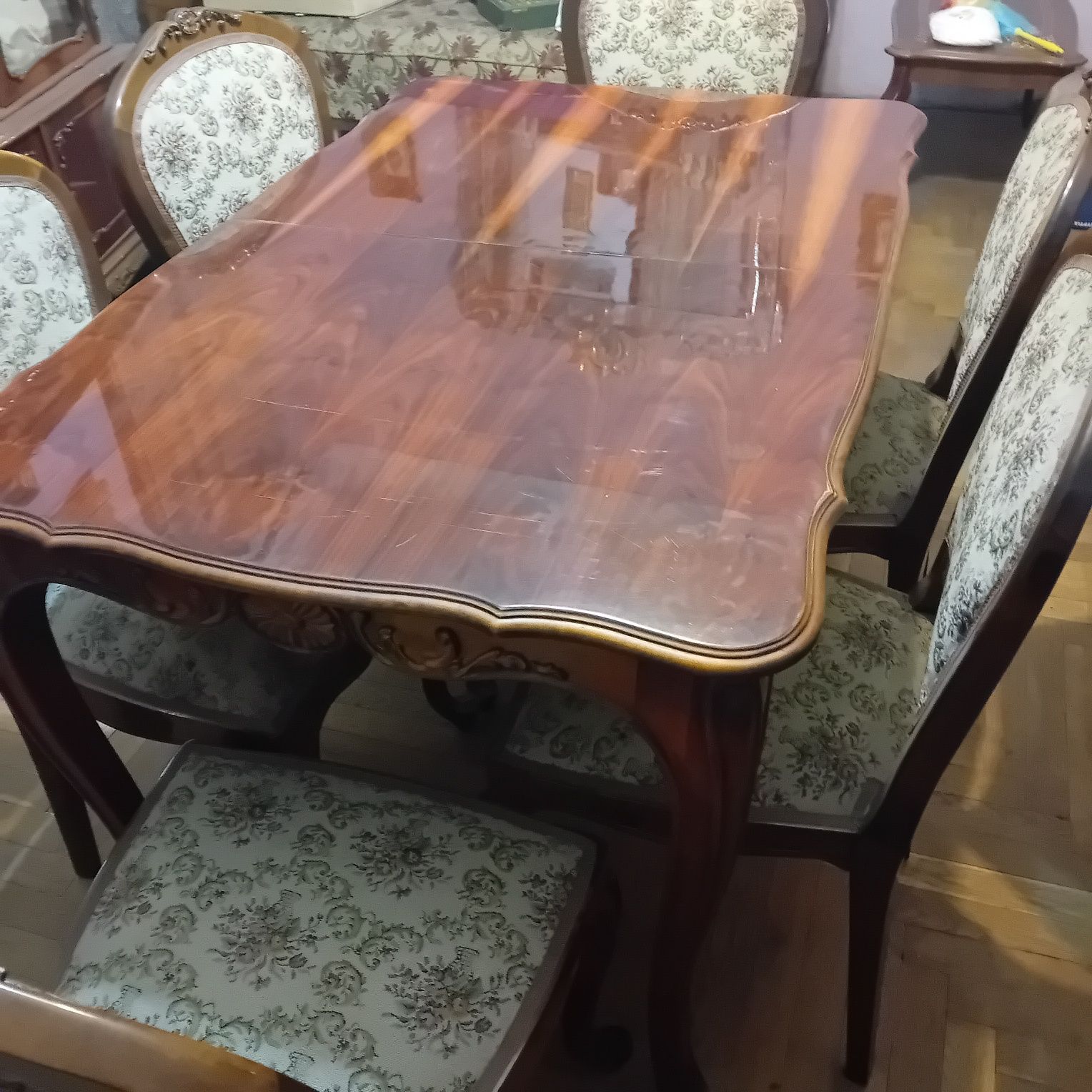 Vînd masă cu 6 scaune din lemn masiv