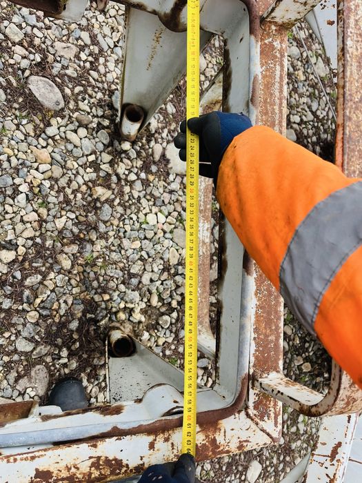 Incarcator frontal, brat cu cilindri hidraulici si suport Hauer cupa