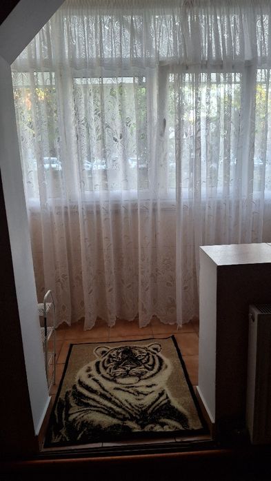 Închiriez apartament cu 2 camere !