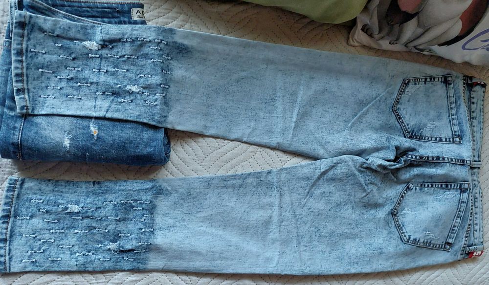 Продавам два чифта чисто нови дънки.