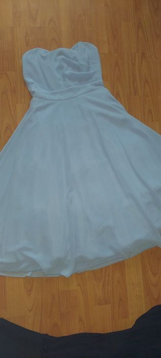 Pantofi argintii stiletto si rochie