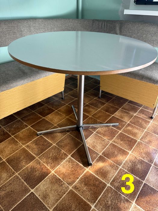 Диван, маса, микровълнова