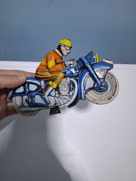 Стар ламаринен мотоциклет