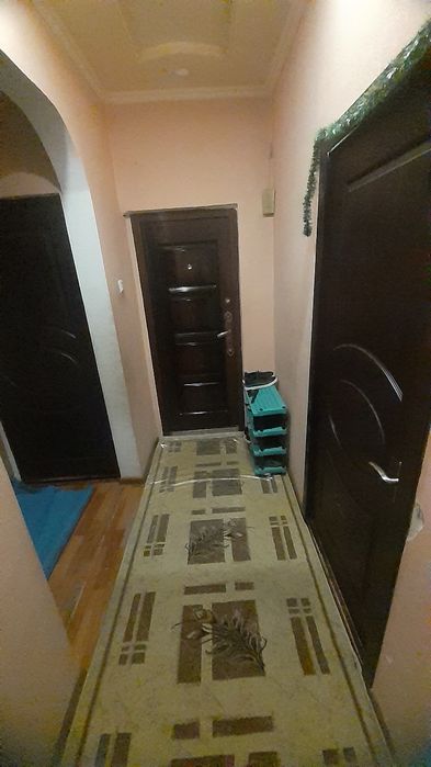 Кора камиш 2/1 да 2/2/4 хонали квартира сотилади.