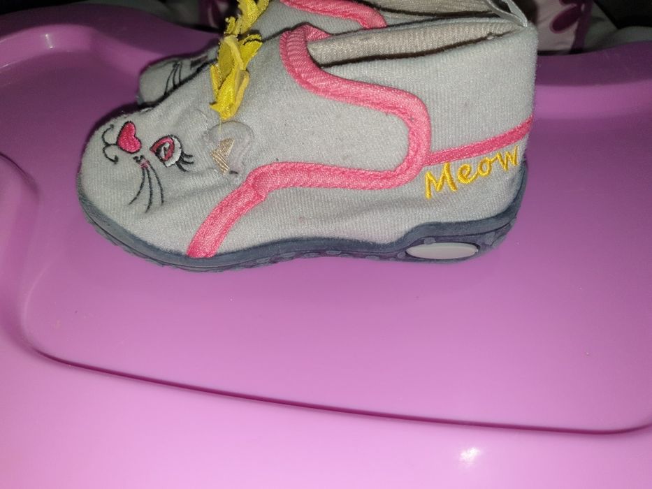 Детски пантофи и сандали