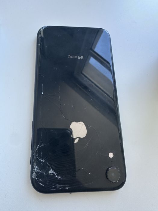 iPhone XR със счупен дисплей