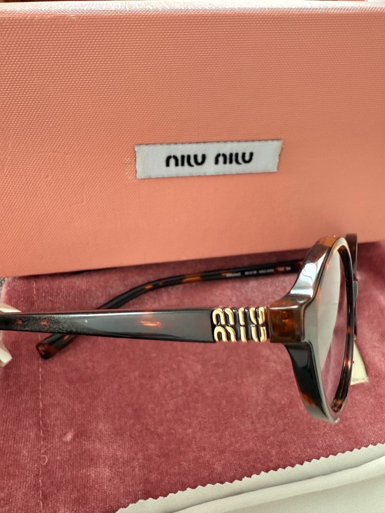 Слънчеви очила на марката MIU MIU