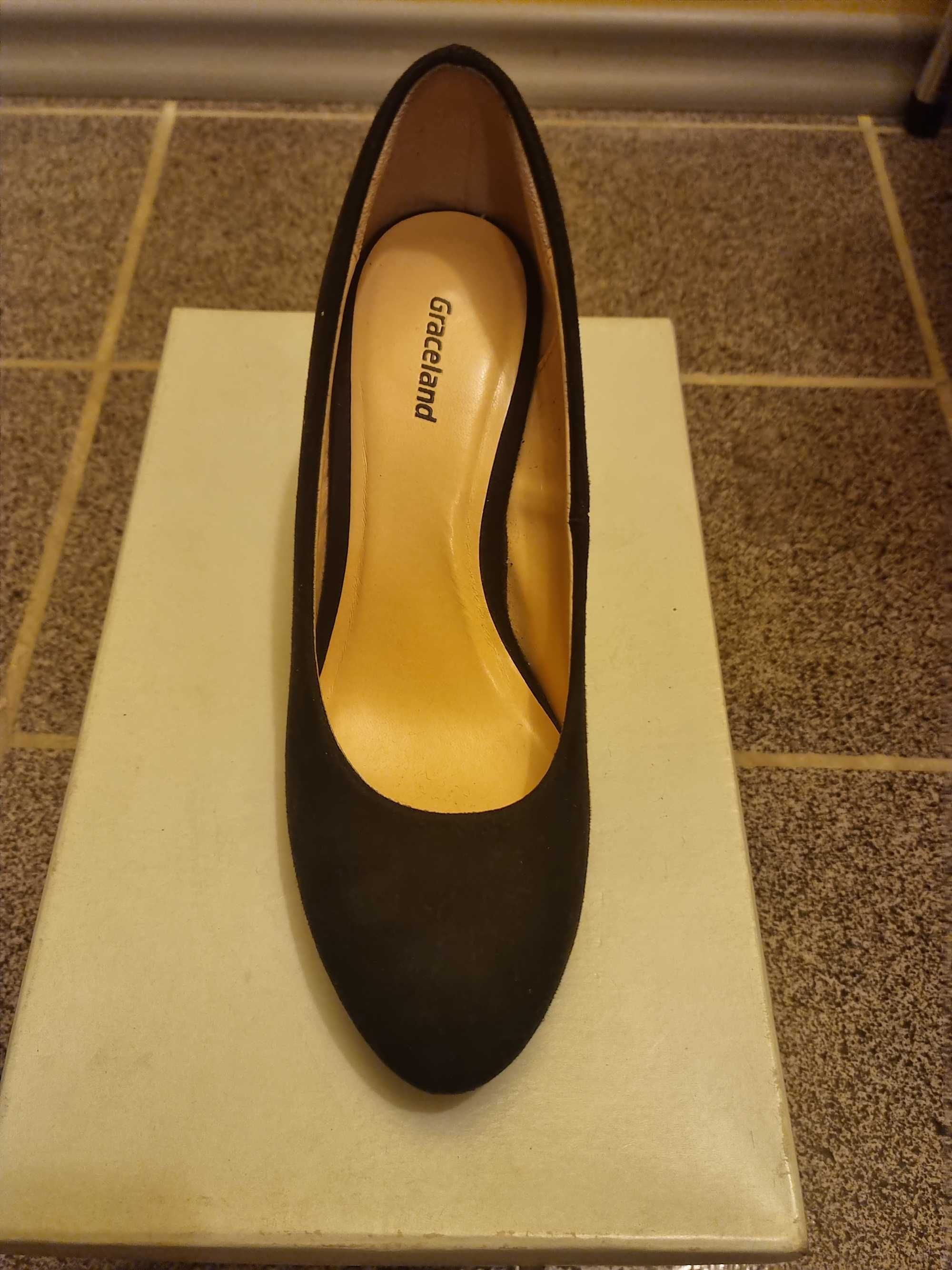 Дамски черни обувки на ток
