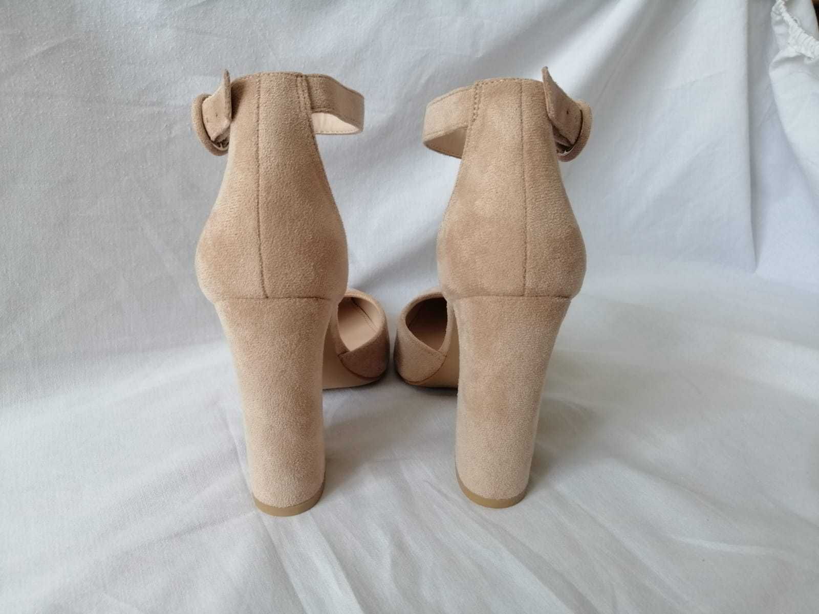 Pantofi cu toc nude (pumps)