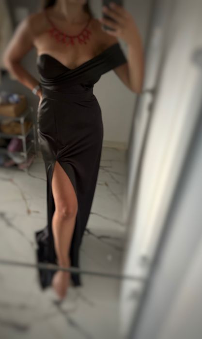 сатенена черна рокля