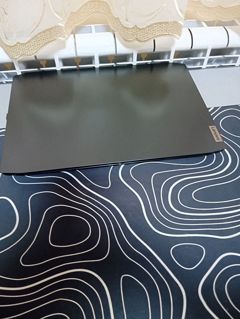 Геймърски лаптоп Lenovo