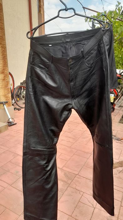 Pantaloni de piele