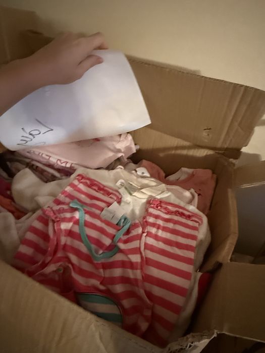 Lichidare de stoc! 40 lăzi cu haine copii + gravide – doar 2.500 lei!