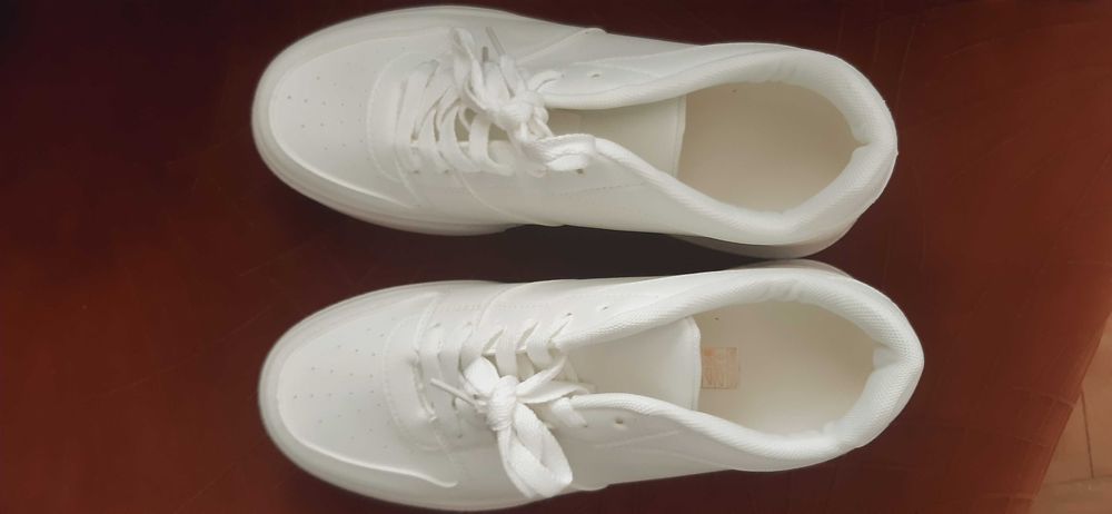 Vand adidasi si blugi noi, ambele produse 200 lei.