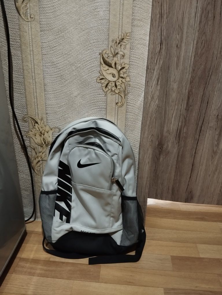 Раница NIKE сив цвят