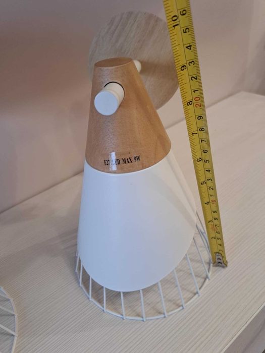 Лампа за стена в бяло и светло дърво